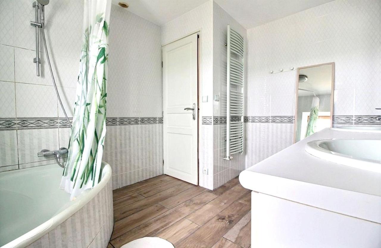 Maison Spacieuse A Plougonven Avec Jacuzzi Et Jardin Exterior foto