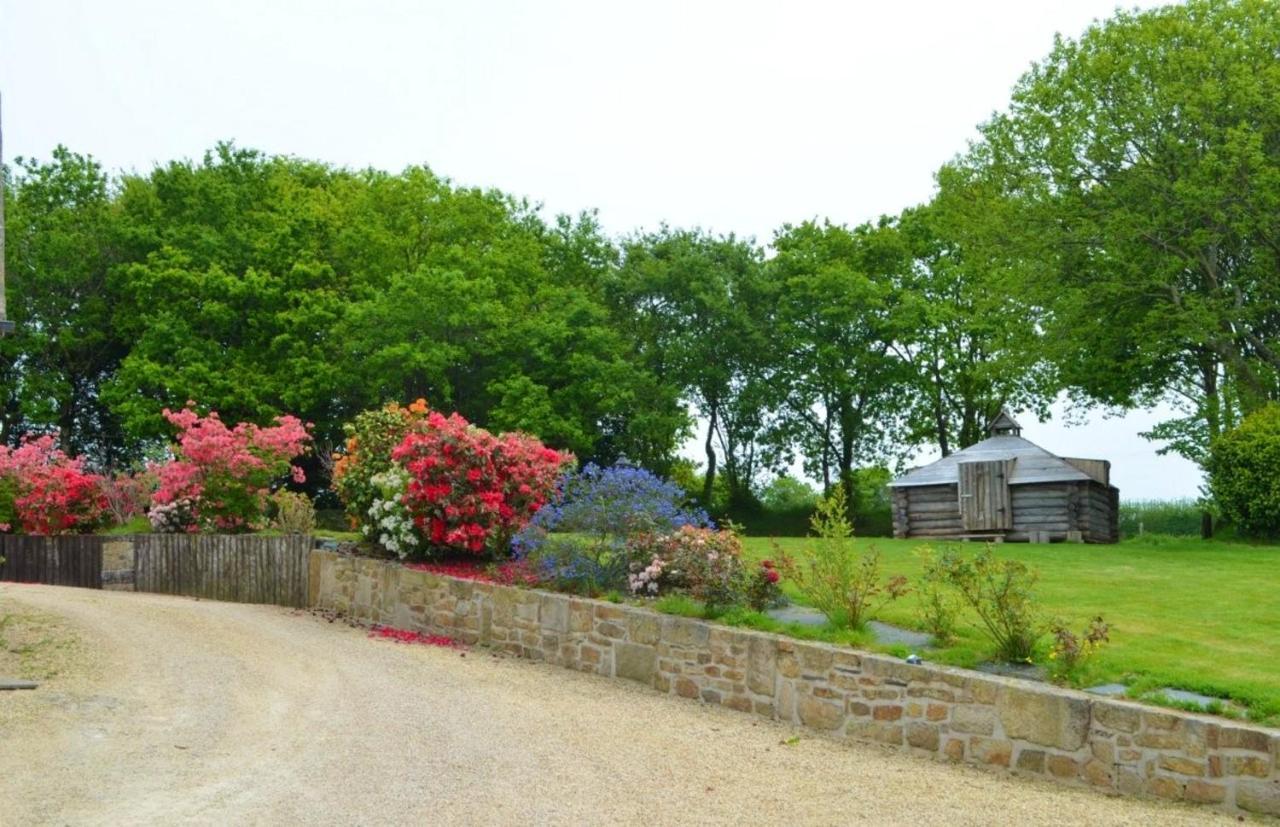 Maison Spacieuse A Plougonven Avec Jacuzzi Et Jardin Exterior foto